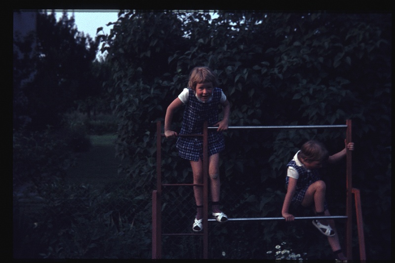 27.Gronau juli 1968 Brigitte,Marion.JPG
